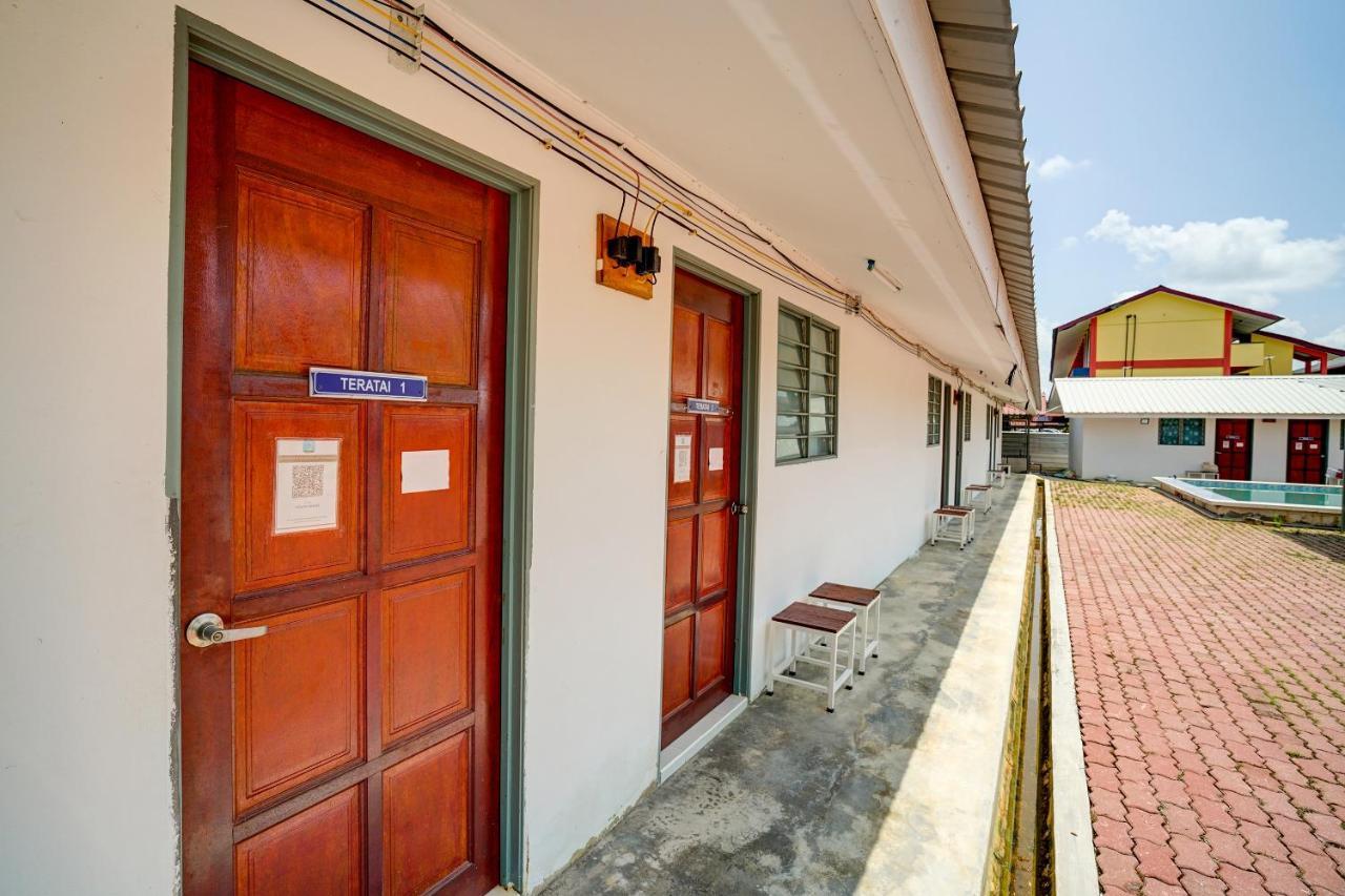 Capital O 90423 Teratai Chalet Otel Kampong Raja Dış mekan fotoğraf
