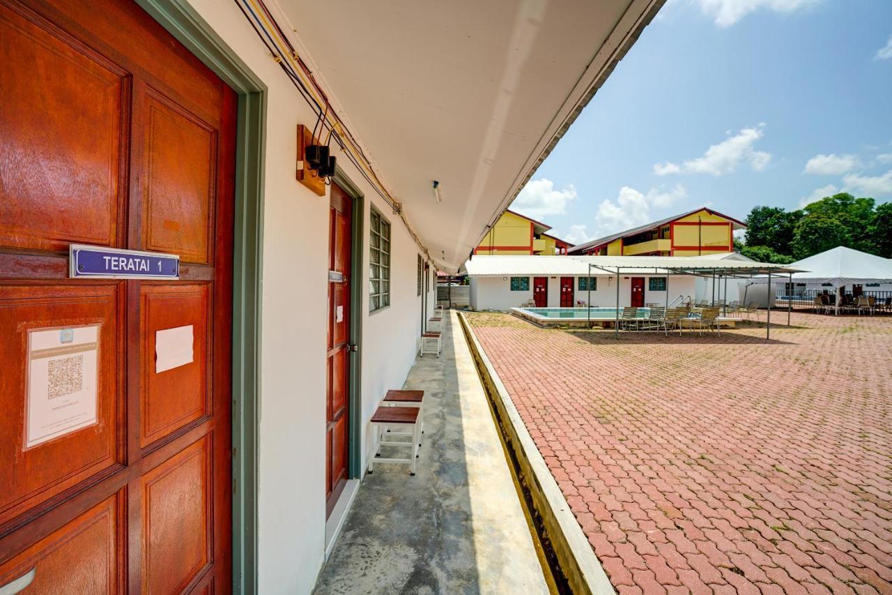 Capital O 90423 Teratai Chalet Otel Kampong Raja Dış mekan fotoğraf