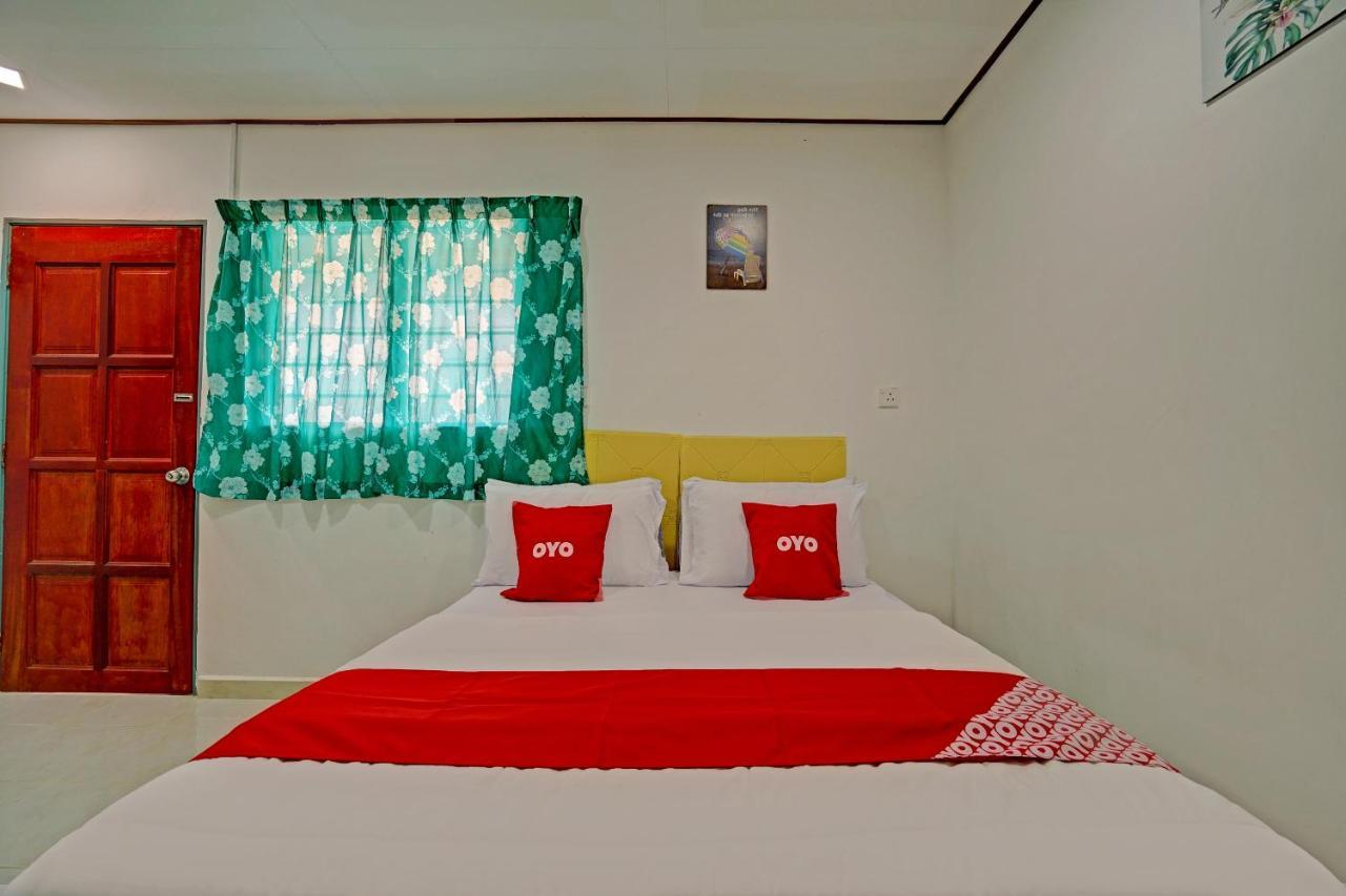 Capital O 90423 Teratai Chalet Otel Kampong Raja Dış mekan fotoğraf