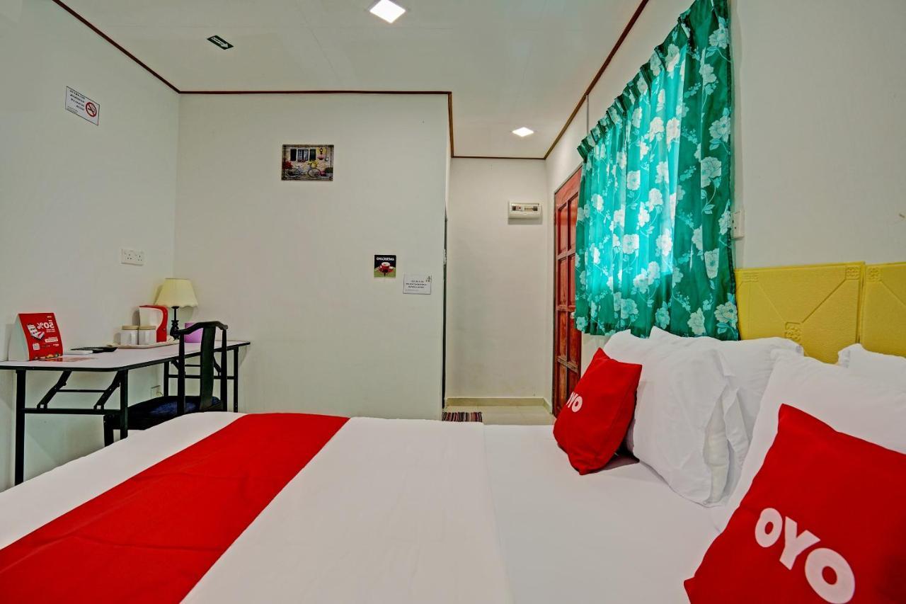 Capital O 90423 Teratai Chalet Otel Kampong Raja Dış mekan fotoğraf