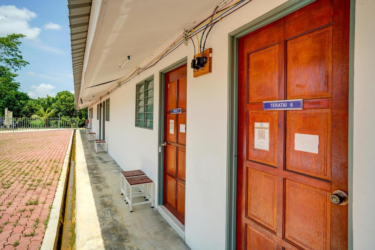 Capital O 90423 Teratai Chalet Otel Kampong Raja Dış mekan fotoğraf