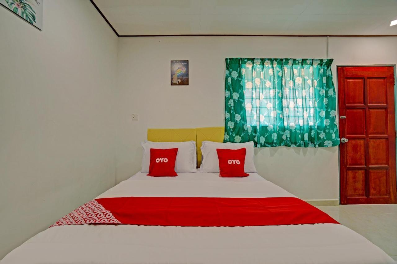 Capital O 90423 Teratai Chalet Otel Kampong Raja Dış mekan fotoğraf